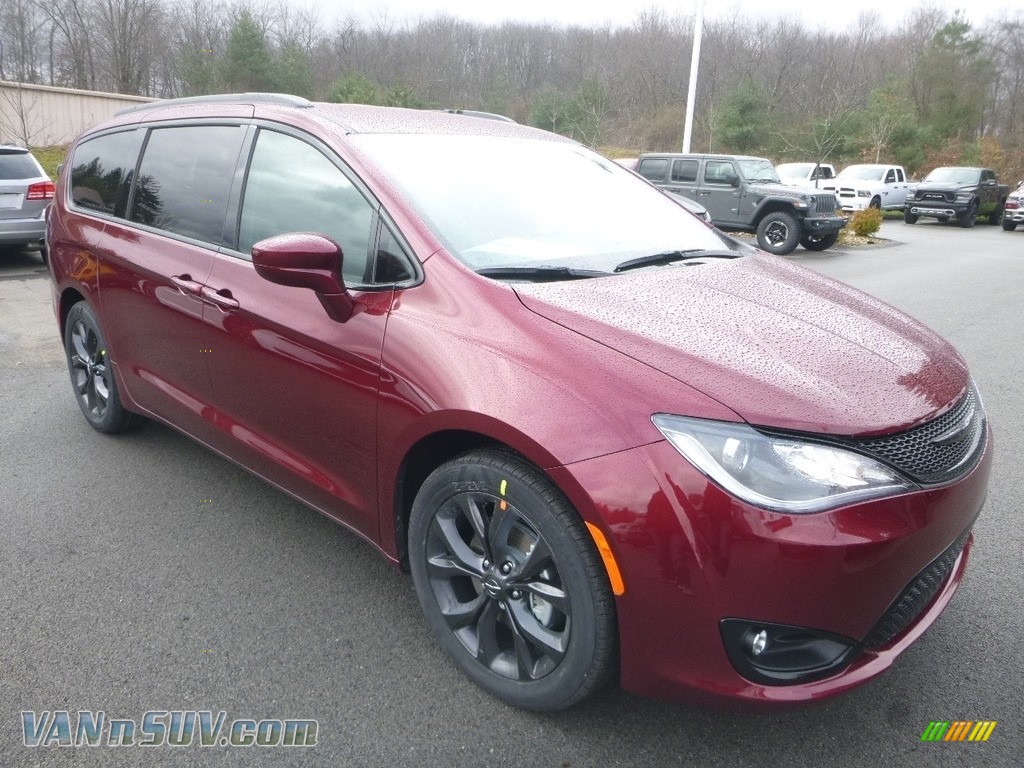 2019 Pacifica Touring Plus - Velvet Red Pearl / Black/Alloy photo #7