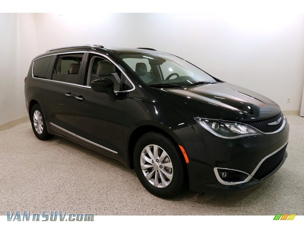 2018 Pacifica Touring L - Brilliant Black Crystal Pearl / Cognac/Alloy/Toffee photo #1