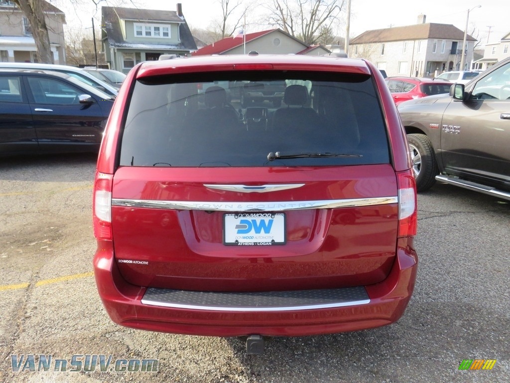 2015 Town & Country Touring - Deep Cherry Red Crystal Pearl / Black/Light Graystone photo #12