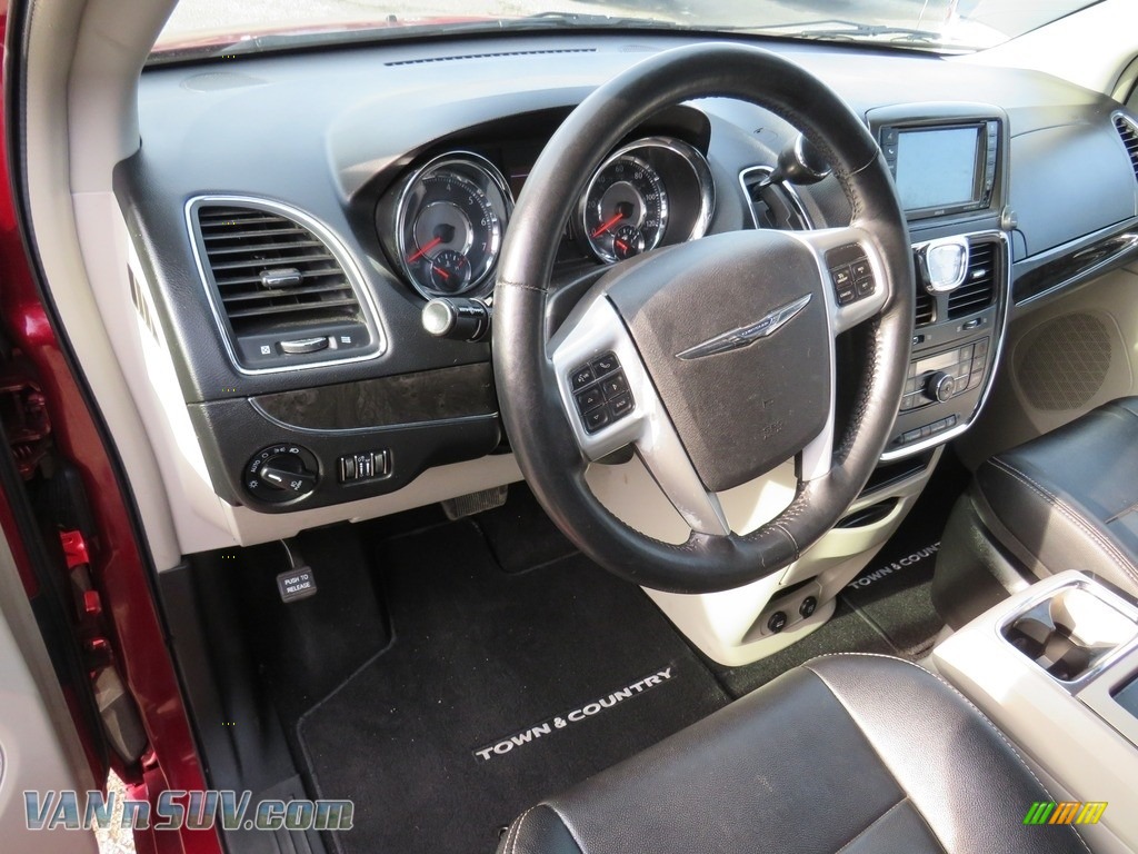 2015 Town & Country Touring - Deep Cherry Red Crystal Pearl / Black/Light Graystone photo #30