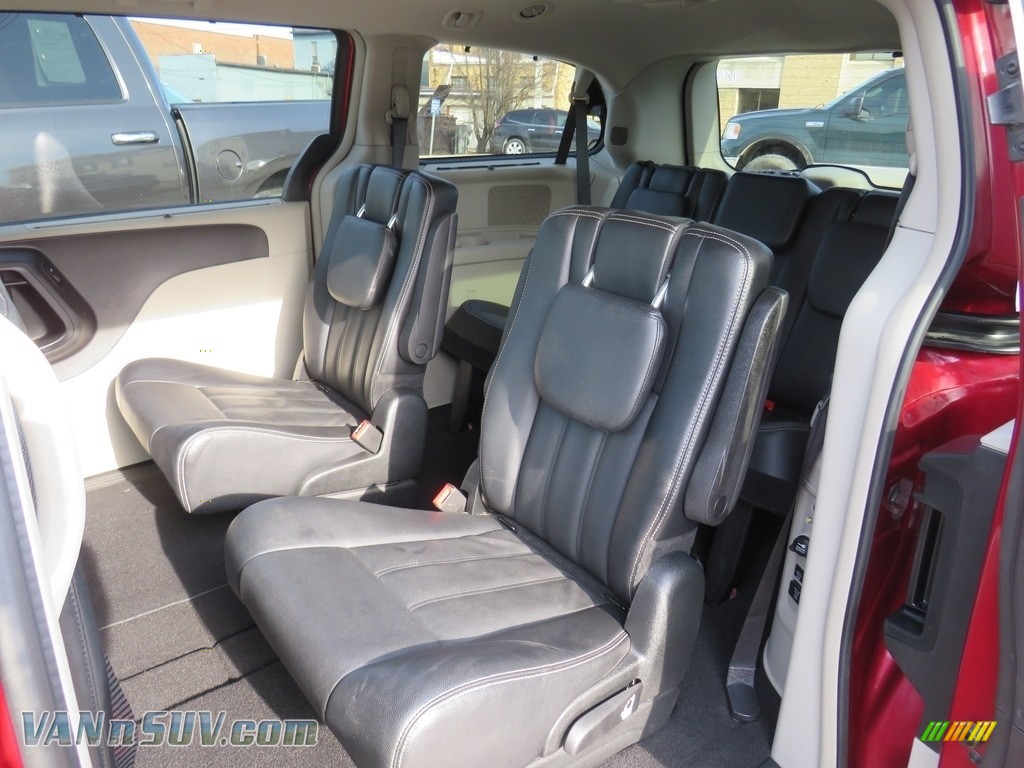 2015 Town & Country Touring - Deep Cherry Red Crystal Pearl / Black/Light Graystone photo #33