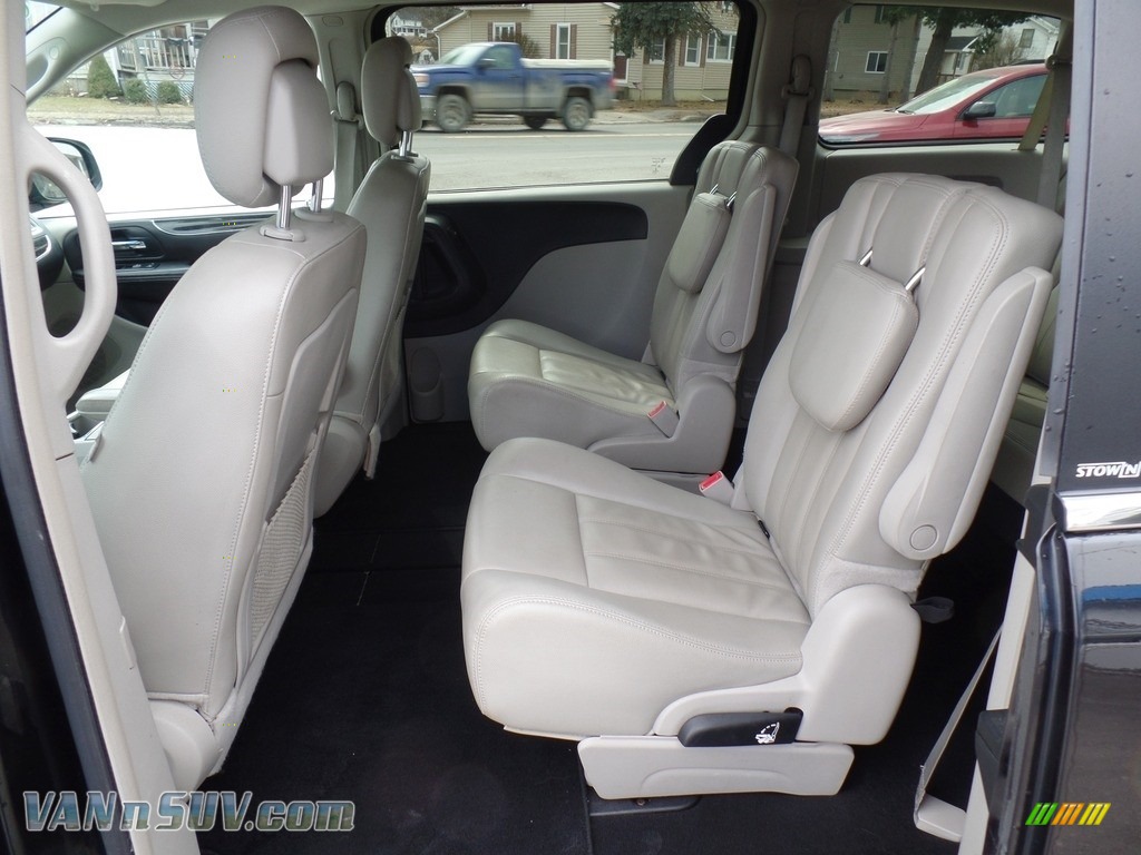 2013 Town & Country Touring - Brilliant Black Crystal Pearl / Black/Light Graystone photo #26