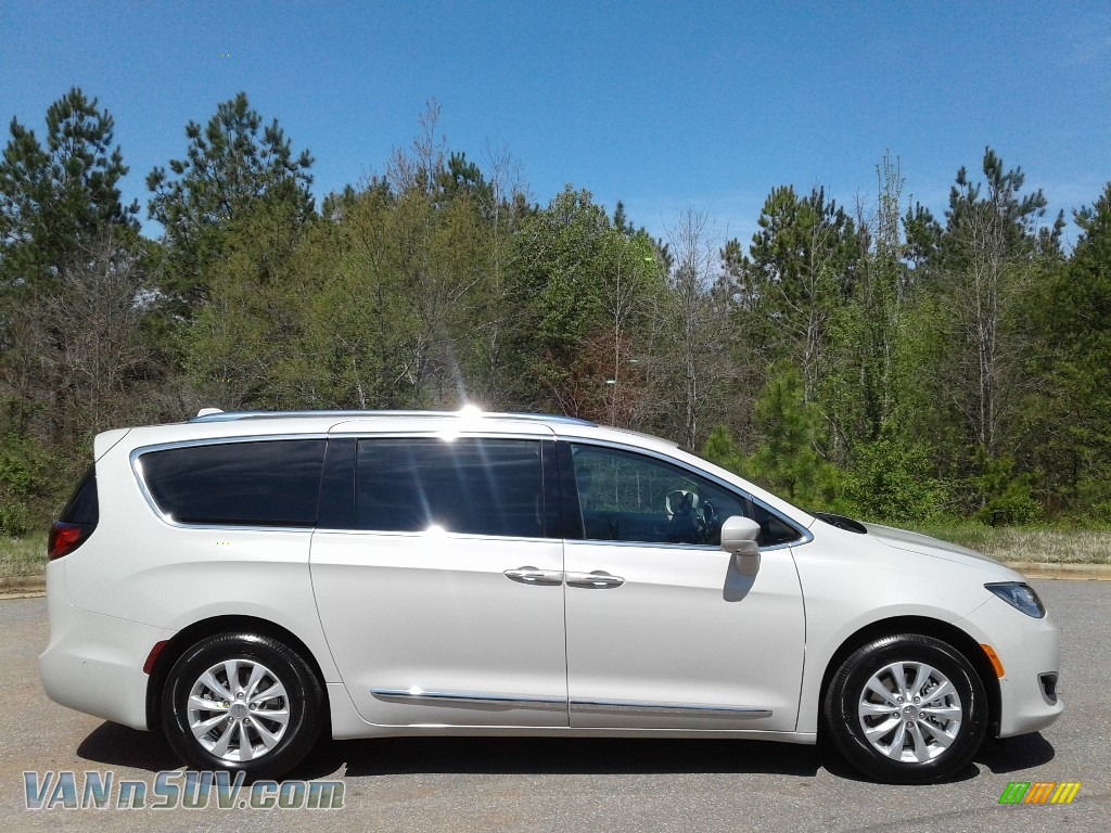 2019 Pacifica Touring L - Luxury White Pearl / Cognac/Alloy photo #5