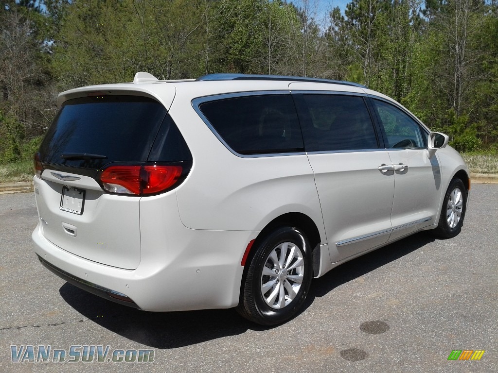 2019 Pacifica Touring L - Luxury White Pearl / Cognac/Alloy photo #6