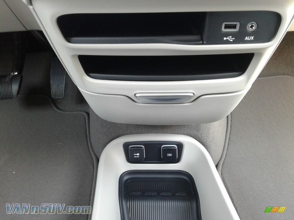 2019 Pacifica Touring L - Luxury White Pearl / Cognac/Alloy photo #34