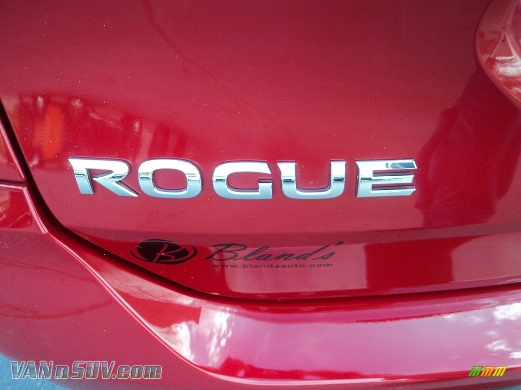 2017 Rogue SV AWD - Palatial Ruby / Charcoal photo #29