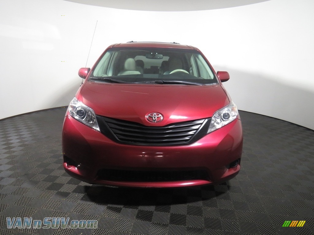 2014 Sienna LE - Salsa Red Pearl / Light Gray photo #4