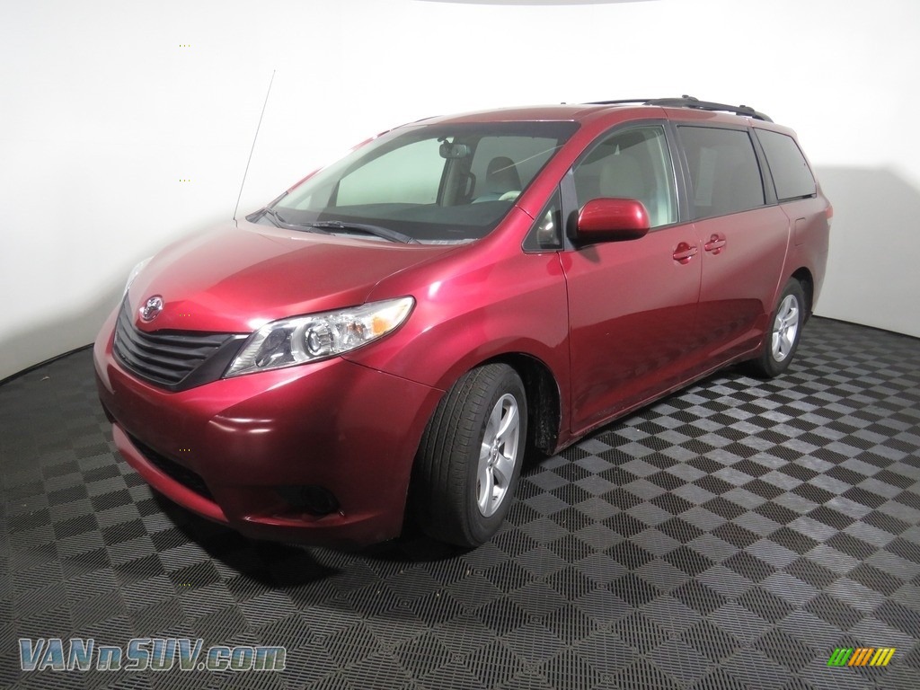 2014 Sienna LE - Salsa Red Pearl / Light Gray photo #7