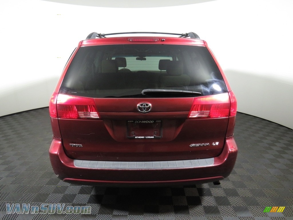 2004 Sienna LE - Salsa Red Pearl / Stone Gray photo #11