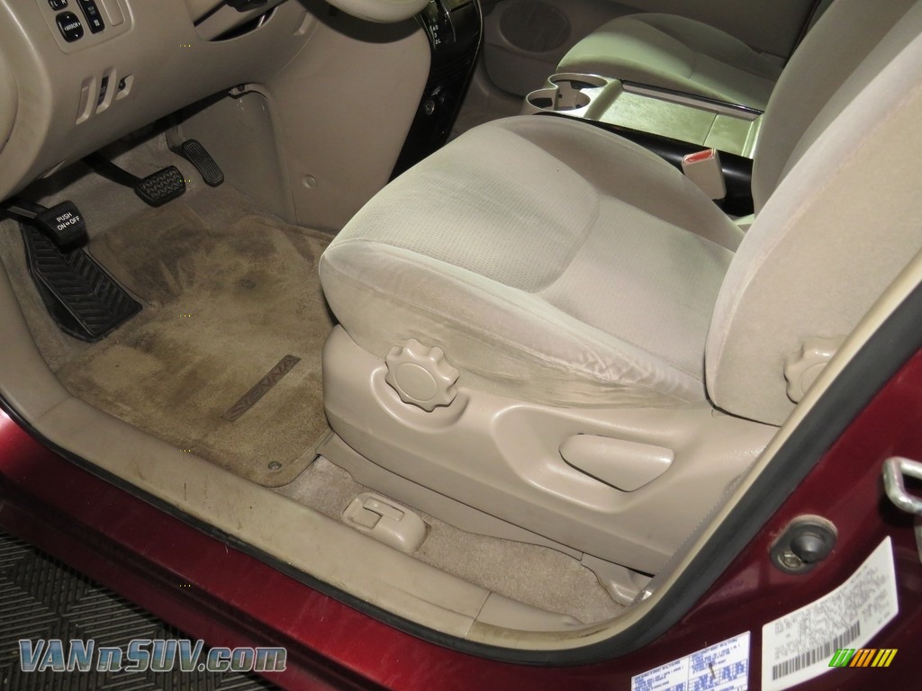 2004 Sienna LE - Salsa Red Pearl / Stone Gray photo #22