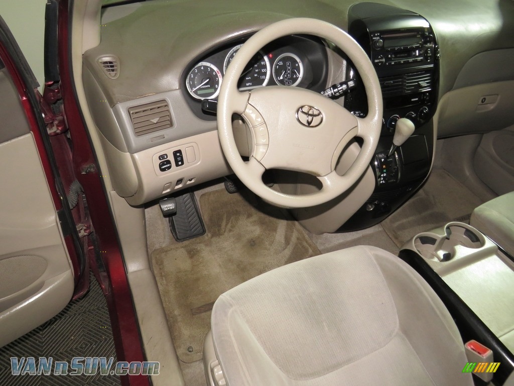 2004 Sienna LE - Salsa Red Pearl / Stone Gray photo #23