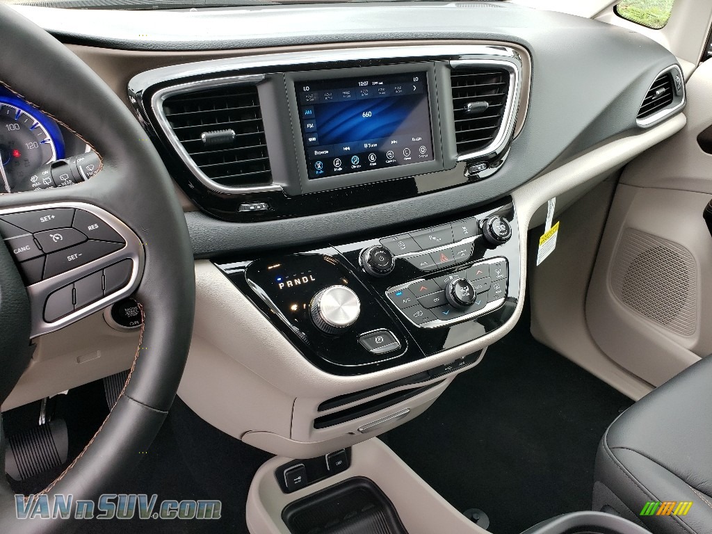 2019 Pacifica Touring L - Velvet Red Pearl / Black/Alloy photo #10