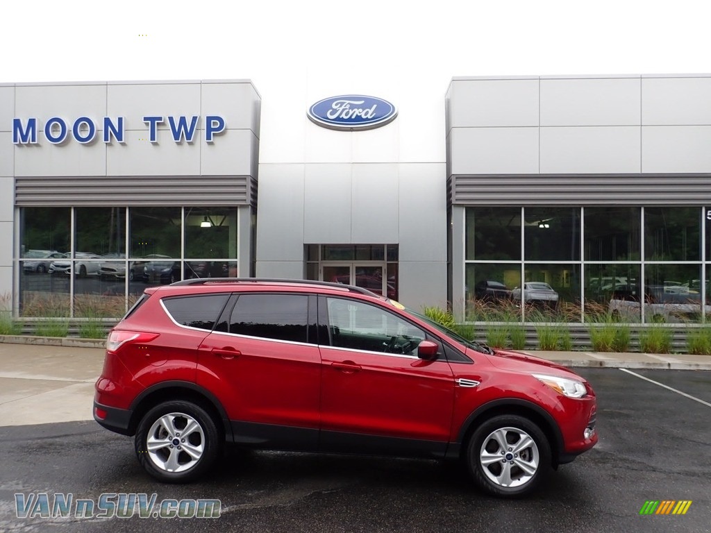Ruby Red Metallic / Charcoal Black Ford Escape SE 4WD