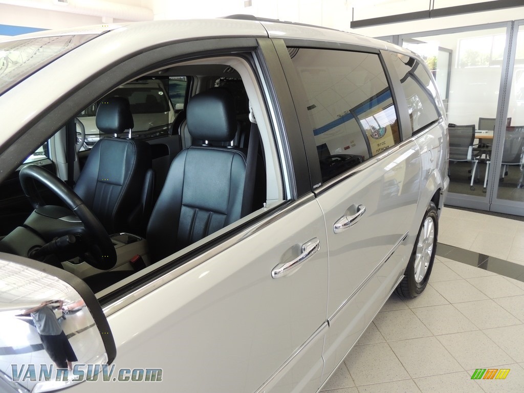 2012 Town & Country Touring - L - Bright Silver Metallic / Black/Light Graystone photo #8