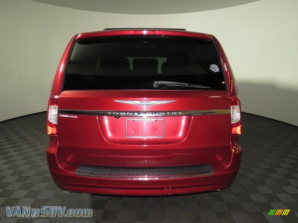 2013 Town & Country Touring - Deep Cherry Red Crystal Pearl / Black/Light Graystone photo #11
