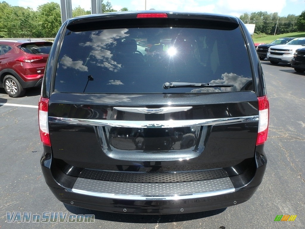 2013 Town & Country Touring - L - Brilliant Black Crystal Pearl / Black/Light Graystone photo #9