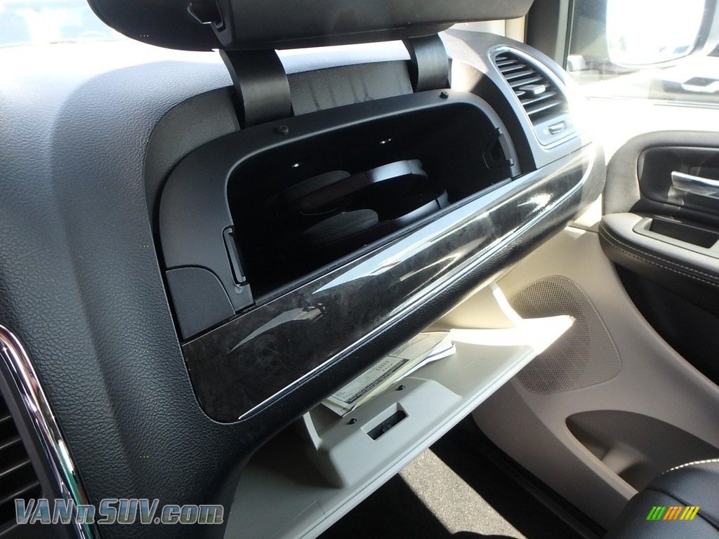 2013 Town & Country Touring - L - Brilliant Black Crystal Pearl / Black/Light Graystone photo #29