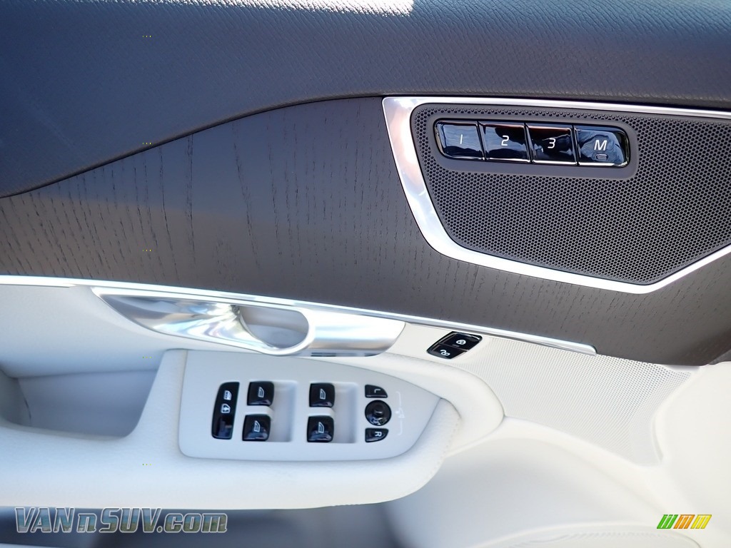 2020 XC90 T6 AWD Momentum - Bright Silver Metallic / Blond photo #10