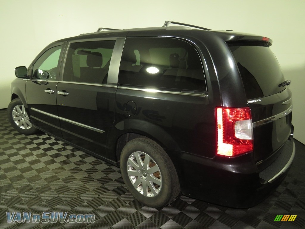 2015 Town & Country Touring - Brilliant Black Crystal Pearl / Dark Frost Beige/Medium Frost Beige photo #8