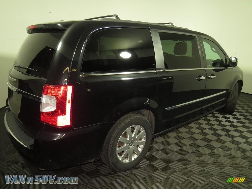 2015 Town & Country Touring - Brilliant Black Crystal Pearl / Dark Frost Beige/Medium Frost Beige photo #15