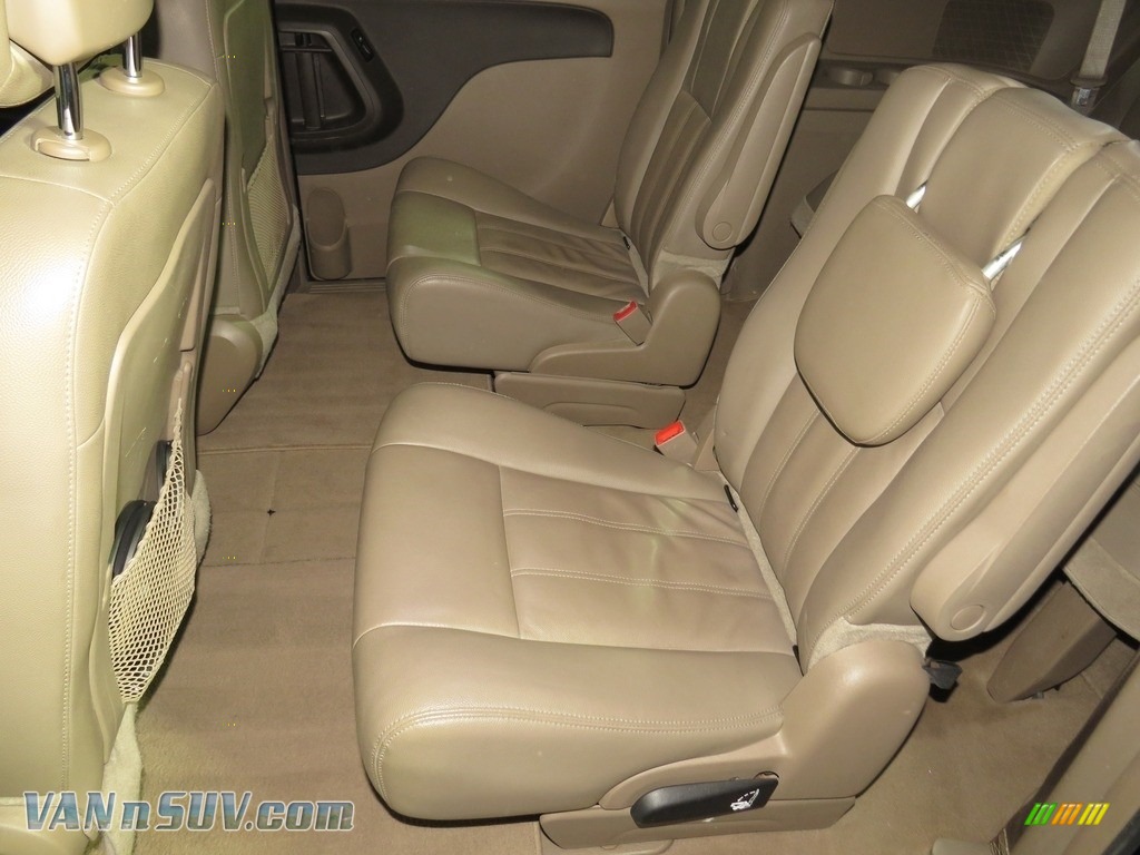 2015 Town & Country Touring - Brilliant Black Crystal Pearl / Dark Frost Beige/Medium Frost Beige photo #21