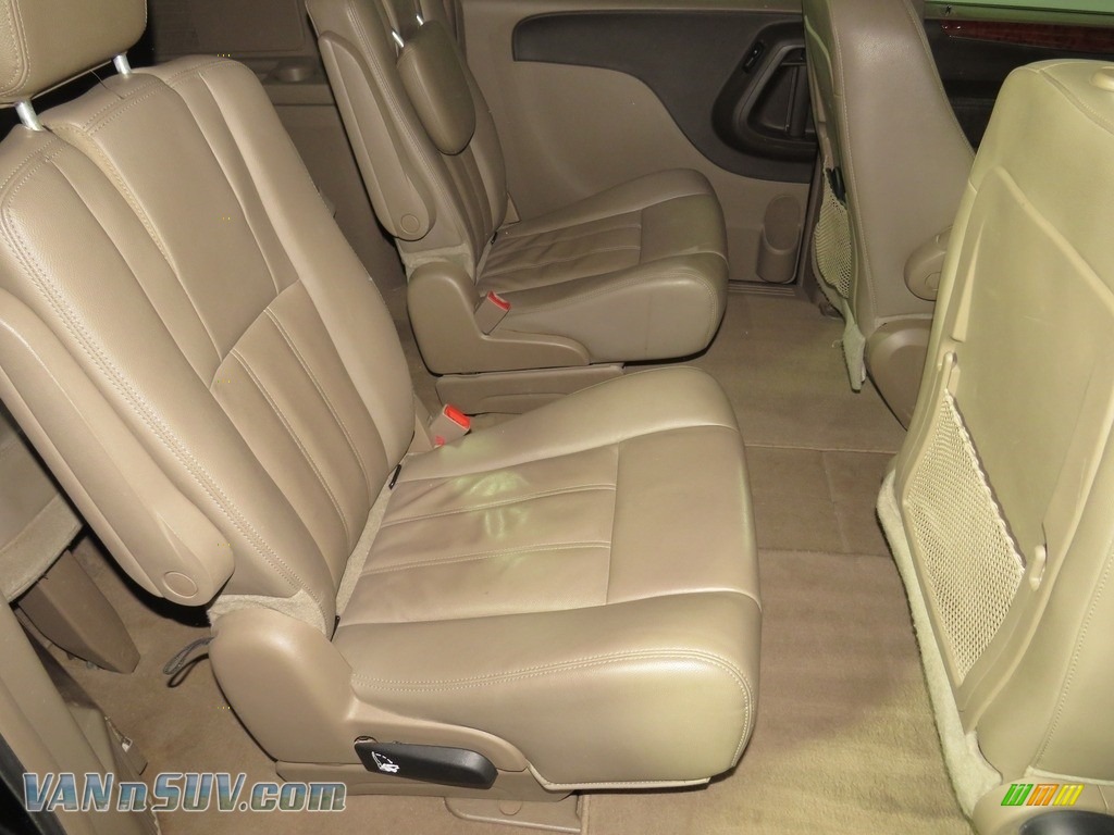 2015 Town & Country Touring - Brilliant Black Crystal Pearl / Dark Frost Beige/Medium Frost Beige photo #23