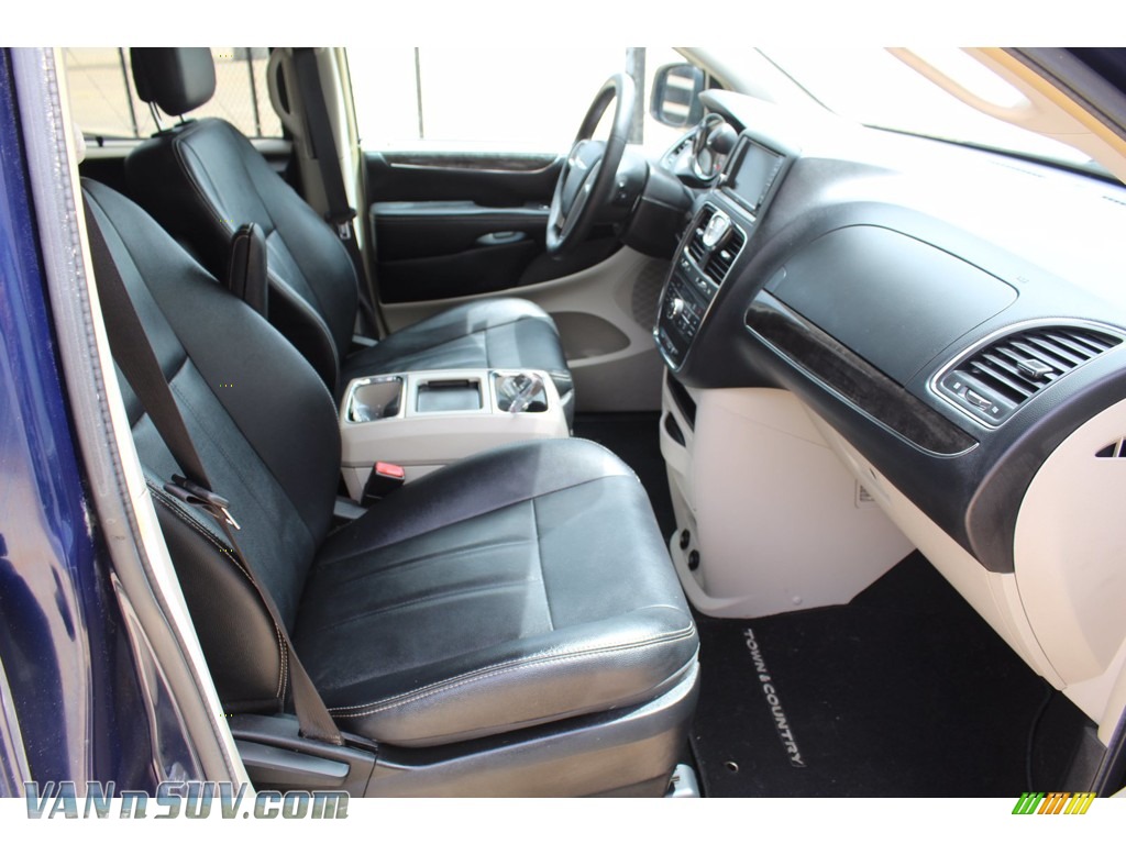 2016 Town & Country Touring - True Blue Pearl / Black/Light Graystone photo #30