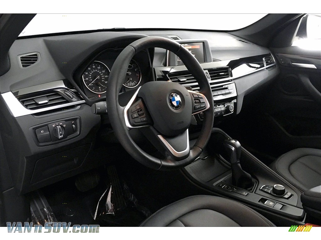 2017 X1 xDrive28i - Alpine White / Black photo #21
