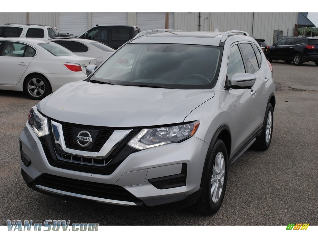 2017 Rogue SV AWD - Brilliant Silver / Charcoal photo #1