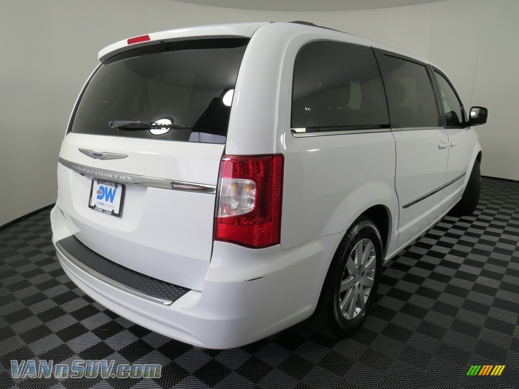 2016 Town & Country Touring - Bright White / Black/Light Graystone photo #17