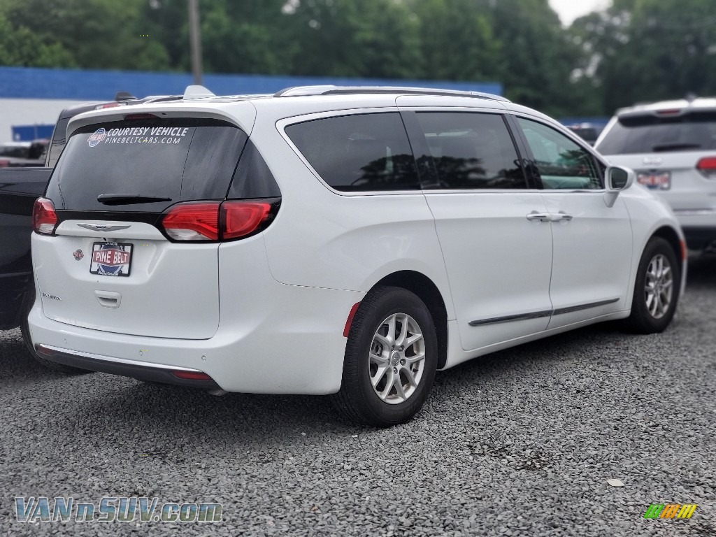 2020 Chrysler Pacifica Touring L in Bright White photo 4