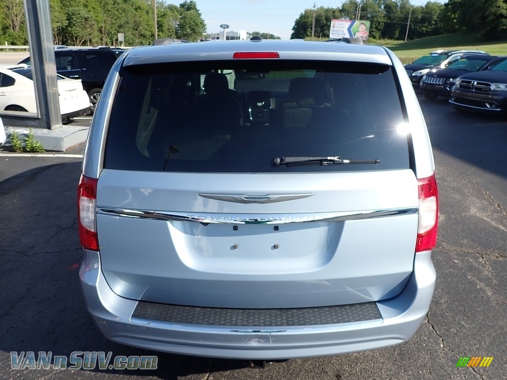 2013 Town & Country Touring - Crystal Blue Pearl / Black/Light Graystone photo #9