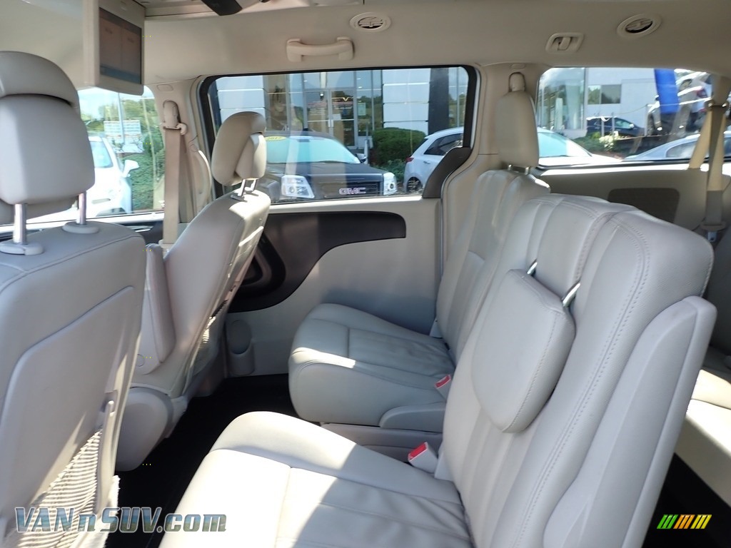 2013 Town & Country Touring - Crystal Blue Pearl / Black/Light Graystone photo #18