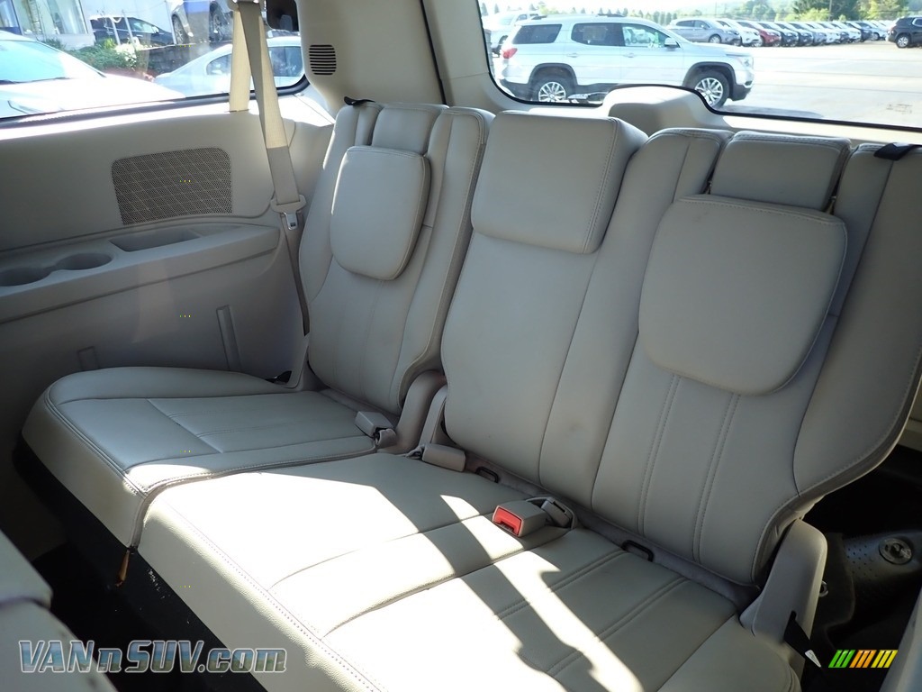 2013 Town & Country Touring - Crystal Blue Pearl / Black/Light Graystone photo #19