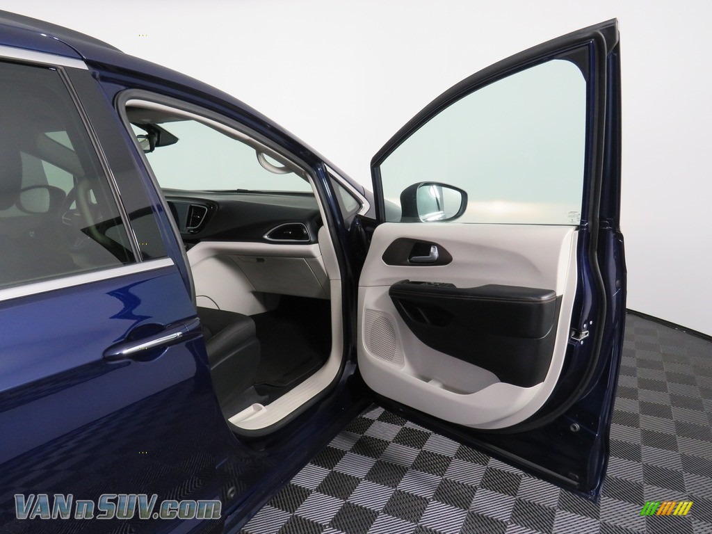 2017 Pacifica Touring L - Jazz Blue Pearl / Black/Alloy photo #38