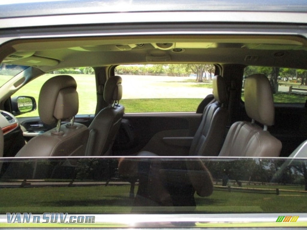 2014 Town & Country Touring - Brilliant Black Crystal Pearl / Dark Frost Beige/Medium Frost Beige photo #41