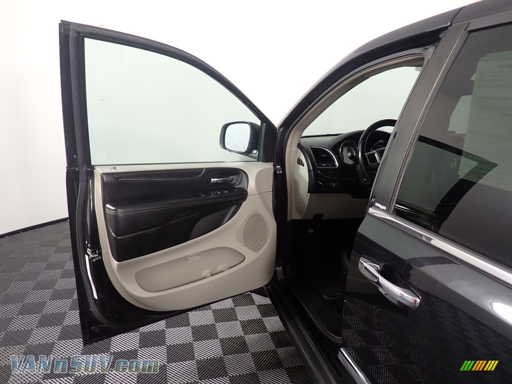 2013 Town & Country Touring - L - Brilliant Black Crystal Pearl / Black/Light Graystone photo #34