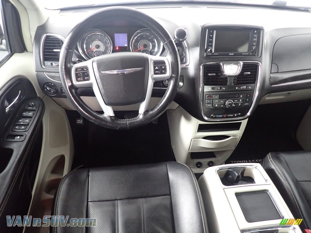 2013 Town & Country Touring - L - Brilliant Black Crystal Pearl / Black/Light Graystone photo #38