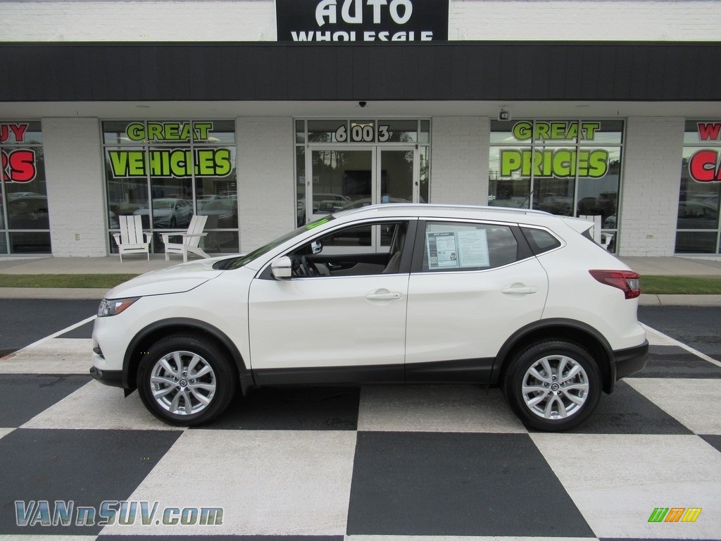 Pearl White Tricoat / Almond Nissan Rogue SV