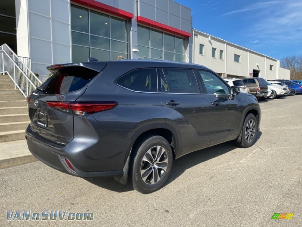 2021 Toyota Highlander XLE AWD In Magnetic Gray Metallic Photo 16 