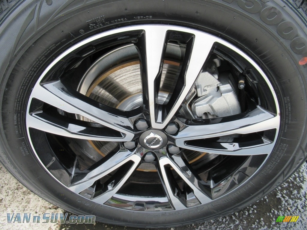 2018 XC60 T6 AWD Momentum - Electric Silver Metallic / Charcoal photo #7