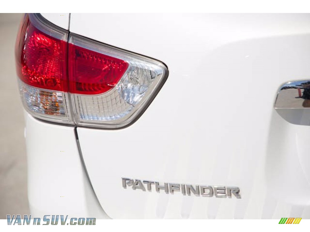 2013 Pathfinder Platinum 4x4 - Moonlight White / Almond photo #10