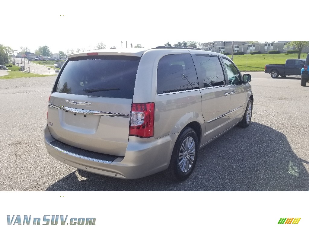 2013 Town & Country Touring - L - Cashmere Pearl / Black/Light Graystone photo #9