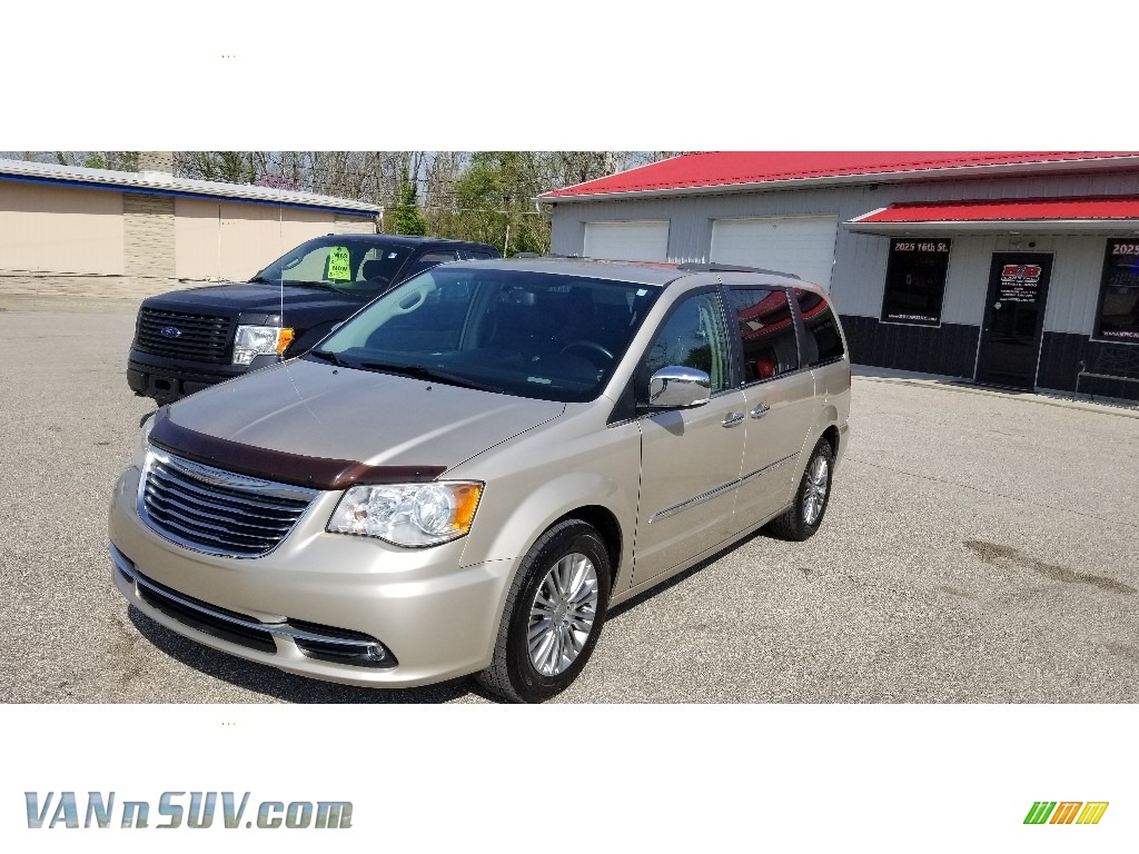 2013 Town & Country Touring - L - Cashmere Pearl / Black/Light Graystone photo #31