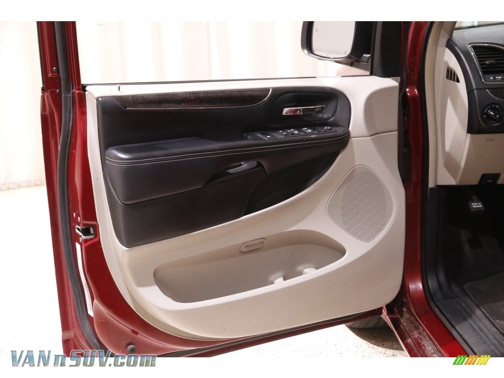 2012 Town & Country Touring - Deep Cherry Red Crystal Pearl / Black/Light Graystone photo #4