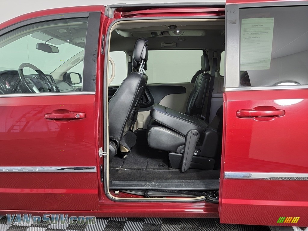 2014 Town & Country Touring - Deep Cherry Red Crystal Pearl / Black/Light Graystone photo #27