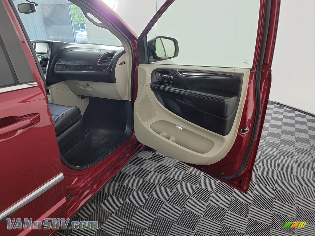 2014 Town & Country Touring - Deep Cherry Red Crystal Pearl / Black/Light Graystone photo #30