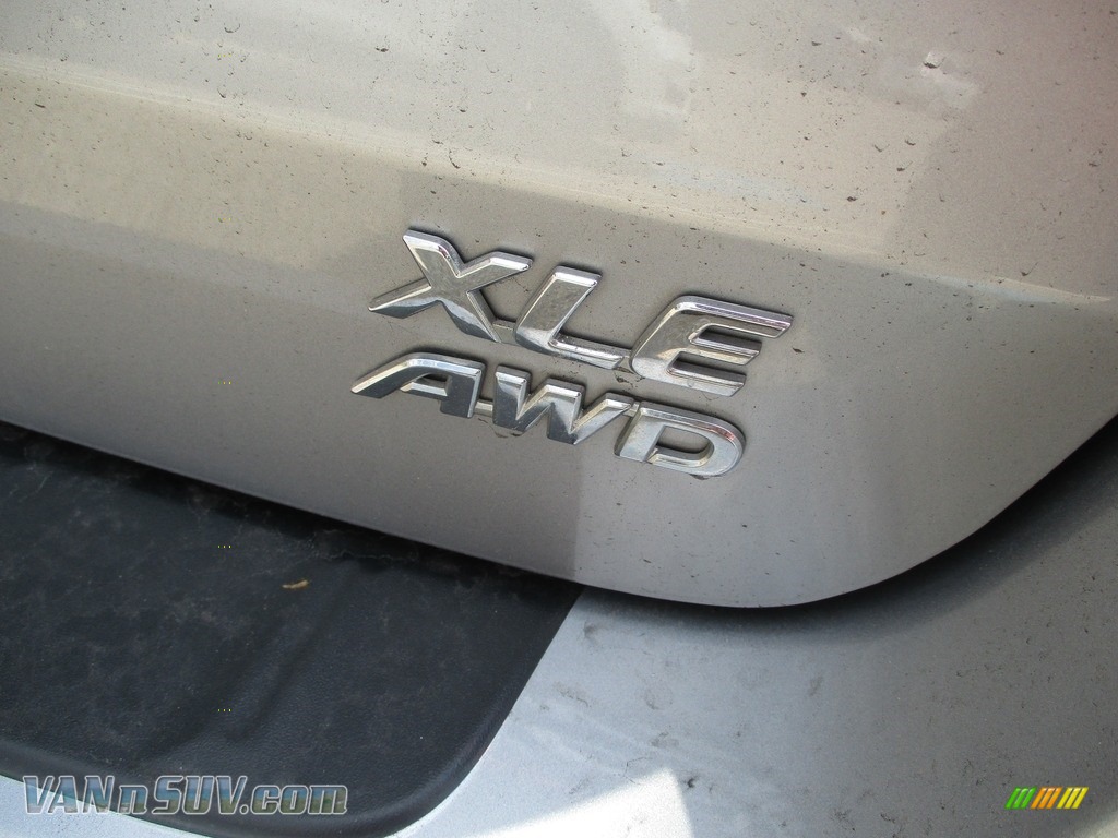 2011 Sienna XLE AWD - Silver Sky Metallic / Light Gray photo #4