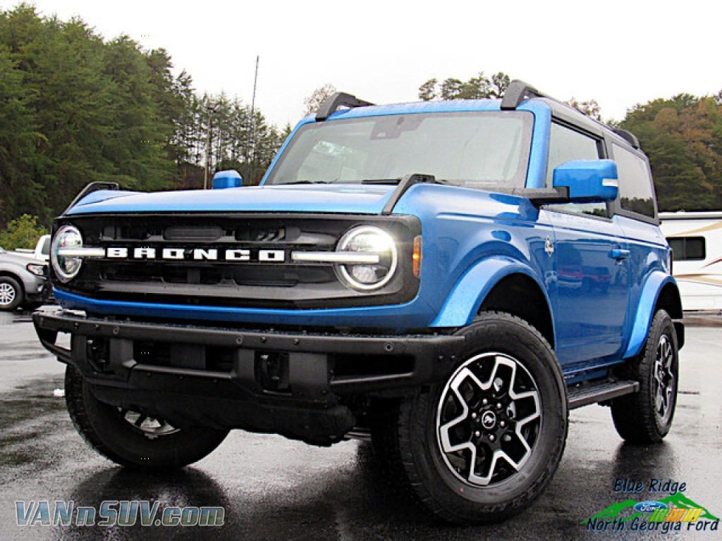 Velocity Blue / Space Gray/Navy Pier Ford Bronco Outer Banks 4x4 2-Door