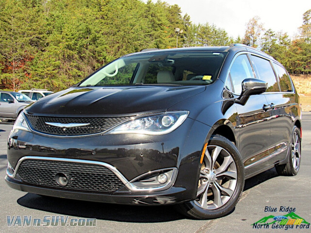 Brilliant Black Crystal Pearl / Black/Alloy Chrysler Pacifica Limited